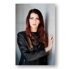 Laden Sie das Bild in den Galerie-Viewer, 3 Autogrammkarten von Isabelle Croft – Limited Edition