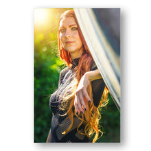 Laden Sie das Bild in den Galerie-Viewer, 3 Autogrammkarten von Isabelle Croft – Limited Edition