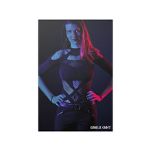 Laden Sie das Bild in den Galerie-Viewer, Isabelle Crofts Satinposter (210 g/m²)